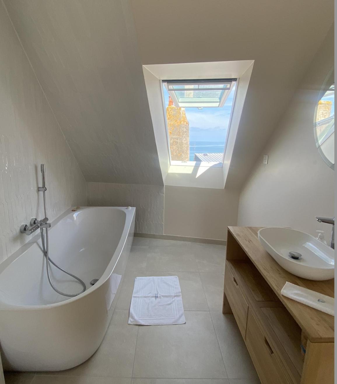 / Maison Entierement Renovee A 100 M Des Plages